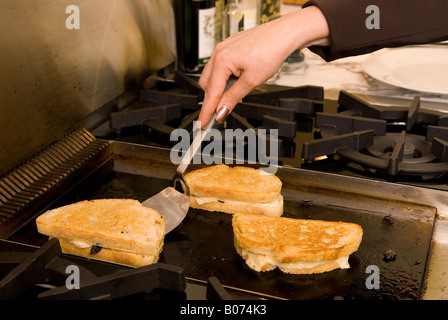 Vista dettagliata del Caucaso in mano femminile la preparazione di Diamante Nero tartufi sandwich con pane di pasta acida e formaggio USA Foto Stock