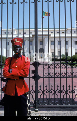 Cerimoniale di protezione nella parte anteriore del palazzo presidenziale a Dakar in Senegal Foto Stock