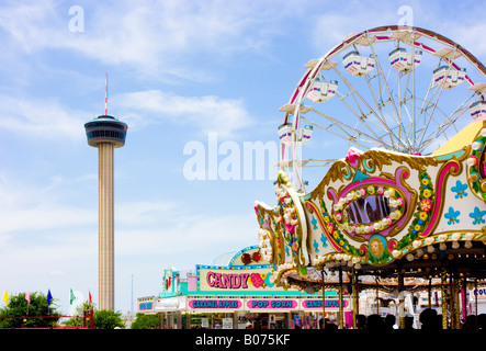 Fiesta carnival giostre e la Torre delle Americhe in San Antonio Texas Foto Stock