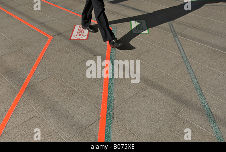 Imprenditore giapponese cambiando corsia su una piattaforma di Shinkansen, Stazione di Tokyo, Giappone Foto Stock