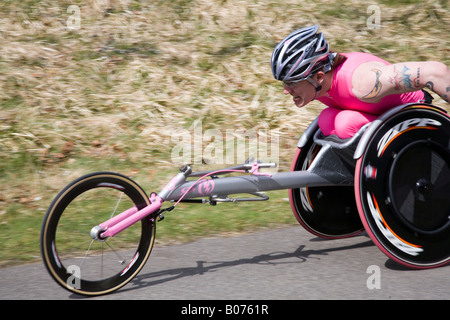 Sedia a rotelle utente concorrenti nella corsa Balmoral Road gare svoltesi nel parco del castello, Royal Deeside, Scotland Regno Unito Foto Stock