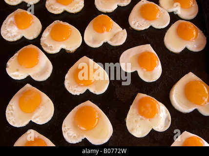 A forma di cuore di frittura sggs su una piastra calda Foto Stock