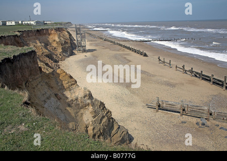 Le scogliere e le difese del mare sul rapidamente erodendo la costa a Happisburgh, Norfolk, Inghilterra Foto Stock