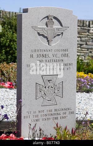 Tomba di pietra del Lt Col H Jones VC OBE, 2 Para a San Carlos, Isole Falkland Foto Stock