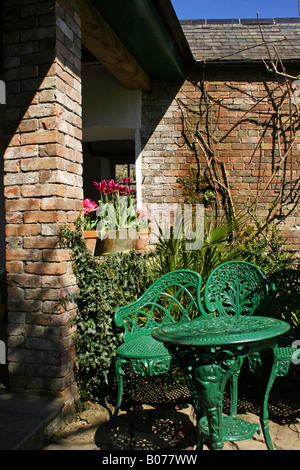 Un angolo di tranquillità in un giardino inglese. Foto Stock