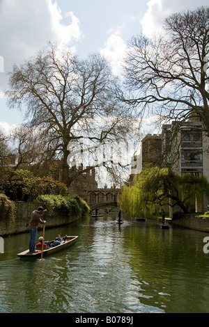 Il Ponte dei Sospiri attraverso il fiume Cam,visto dalla motivazione del Magdalene College. Foto Stock