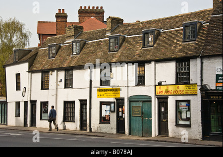 Una fila di vecchie casette a schiera ora utilizzato come il cinese omaggio. Foto Stock