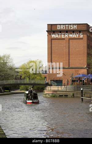 Una barca stretta passando un British Waterways magazzino in un canale, Nottingham, Inghilterra, Regno Unito Foto Stock