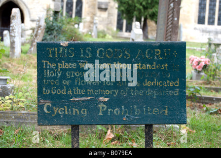 Segno nel cimitero della chiesa di Santa Maria, thame, Oxfordshire, Inghilterra, proclamando l'area da Dio e acri di terra santa Foto Stock