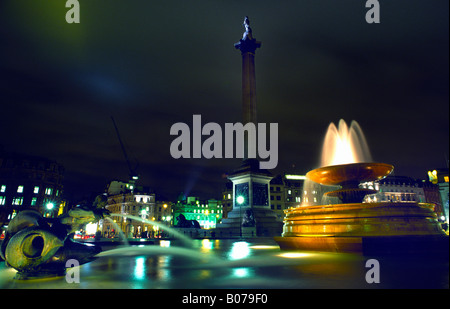 Nelsons Column di notte Foto Stock