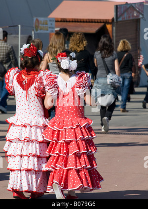 Due giovani ragazze in Spagna tradizionalmente condita presso la fiera di aprile a Barcellona Foto Stock