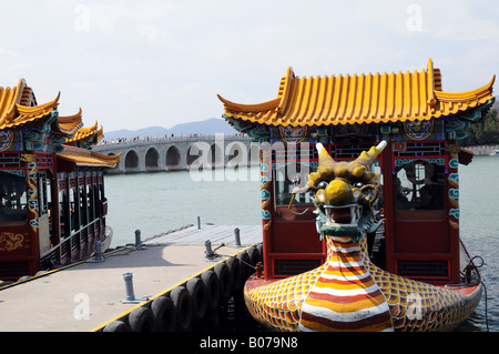 Drago barche sul Lago Kunming presso il Palazzo Estivo o giardino coltivato di armonia Yiheyuan Pechino Cina 2008 Foto Stock