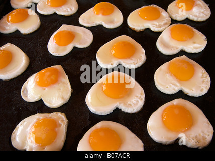 A forma di cuore di frittura sggs su una piastra calda Foto Stock