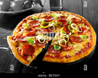 Salsiccia per pizza sottile crosta pizza con chilis ( American hot ) Foto Stock