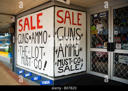 Vendita segno nella finestra di feild negozio di sport, Feilding, Manawatu Affitto, Nuova Zelanda Foto Stock