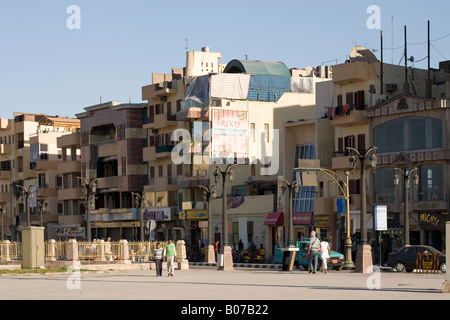 Strada locale in scena la piazza di Midan El-Haggag sulla Sharia el-Karnak e Luxor Egitto Foto Stock