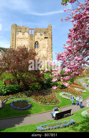 La Grande Torre e i terreni del Castello in primavera, Guildford, Surrey, Inghilterra, Regno Unito Foto Stock