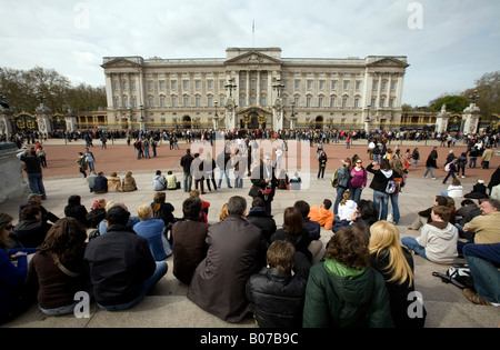 Pic da Paolo Grover Pic mostra i turisti fuori Buckingham Palace a Londra Foto Stock
