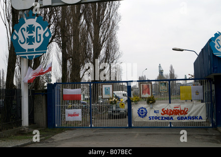 I cancelli del cantiere in Gdansk (Danzica), Polonia, decorata con le immagini dei Papi, fiori, bandiere e Solidarnosc (solidarietà) banner Foto Stock