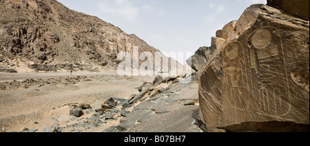 Panoramica della strada attraverso il Wadi Hammamat, il Deserto Orientale, Egitto, Nord Africa Foto Stock