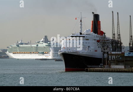 QE2 e indipendenza dei mari vecchie e nuove navi da crociera Southampton Foto Stock