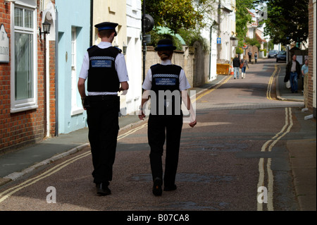 Sulla pattuglia di polizia comunitaria ufficiali di supporto visto qui a Yarmouth Isle of Wight Inghilterra meridionale Foto Stock