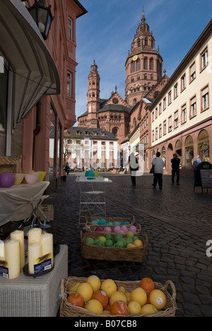 Vista della piazza Leichhof e la cattedrale della città di Magonza in Germania Foto Stock