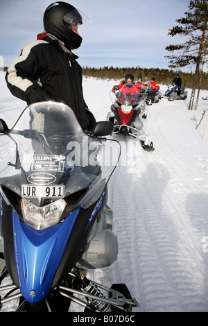 Vista frontale delle motoslitte in linea in Branas Ski Resort Svezia Scandinavia Foto Stock