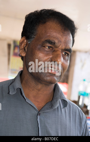 Ritratto di mezza età casualmente vestito uomo indiano India Foto Stock