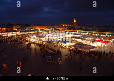 Djemaa el Fna bancarelle prodotti alimentari di notte a Marrakech, Marocco Foto Stock