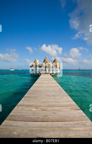 Belize, Ambergris Caye, San Pedro, Ramons Village Resort Pier e palapa Foto Stock