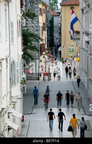 Croazia, Regione di Zara, Zadar, pedoni a Zara Città Vecchia Foto Stock