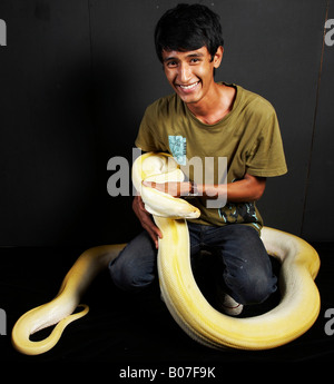 Ragazzo con enorme Albino Python Foto Stock