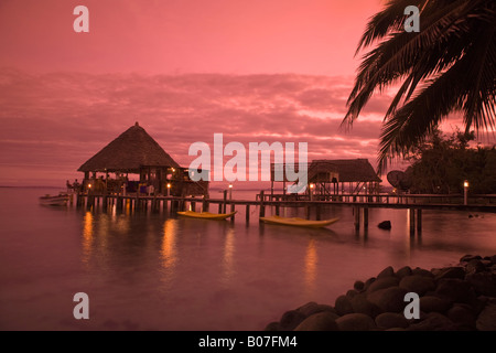 Panama, Bocas del Toro Provincia, Carenero Isola (Isla Carenero), decapato pappagallo Ristorante e bar si riflette nell'oceano al tramonto Foto Stock