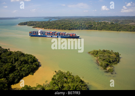 Panama, container in transito sul Canale di Panama, Gatun Lago Foto Stock