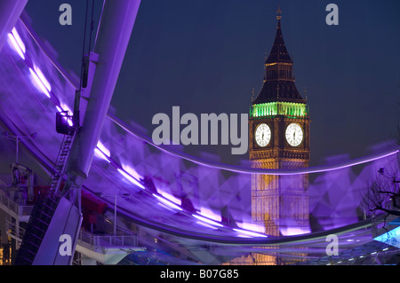 Il London Eye e il Big Ben, South Bank di Londra, Inghilterra Foto Stock