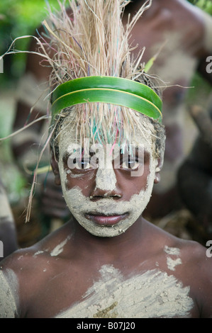 Vanuatu, dell'Isola di Tanna Fetukai, Magia Nera e prova di Kava Tour-Villagers in abito nativo Foto Stock