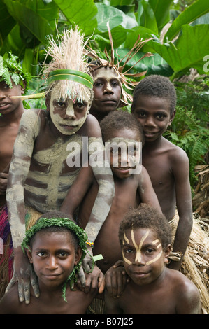 Vanuatu, dell'Isola di Tanna Fetukai, Magia Nera e prova di Kava Tour-Villagers in abito nativo Foto Stock