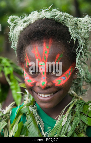 Vanuatu, dell'Isola di Tanna Fetukai, Magia Nera e prova di Kava Tour-Villagers in abito nativo Foto Stock