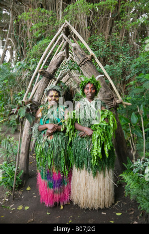 Vanuatu, dell'Isola di Tanna Fetukai, Magia Nera e prova di Kava Tour-Villagers in abito nativo Foto Stock