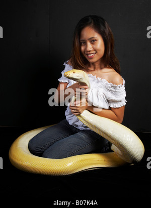 Una donna con un enorme Albino Python Foto Stock