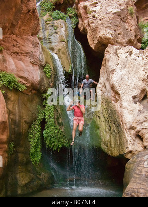 Donna salta alla Voragine Elfi, Arco Reale Creek, il Parco Nazionale del Grand Canyon, Arizona. Foto Stock