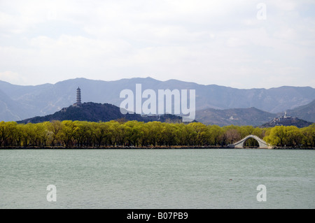 Kunmimg lago, la cinghia di Giada e Ponte Yuquan pagoda, presso il Palazzo Estivo o giardino coltivato di armonia Foto Stock