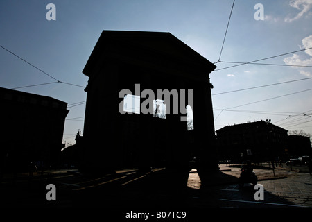 Silhouette di Porta Ticinese sulla Piazza XXIV Maggio Milano Italia Foto Stock