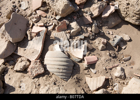 Frammenti di ceramiche entro le rovine di Yebu, Isola Elefantina, Aswan, Egitto Foto Stock
