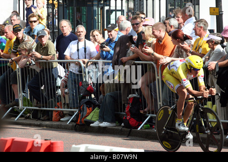 Concorrente fuori Buckingham Palace nel Tour de France 2007 prologo Foto Stock