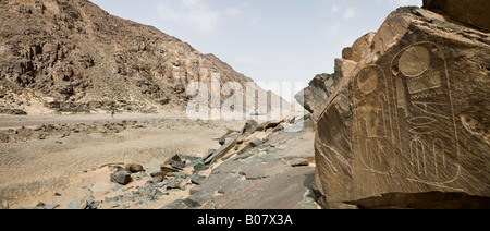 Moderna strada attraverso il Wadi Hammamat, il Deserto Orientale, Egitto, Nord Africa Foto Stock