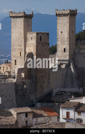 Il piccolo borgo di Pacentro, nella regione Abruzzo, Italia centrale Foto Stock