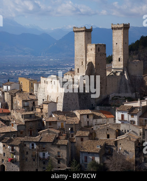 Il piccolo borgo di Pacentro, nella regione Abruzzo, Italia centrale Foto Stock