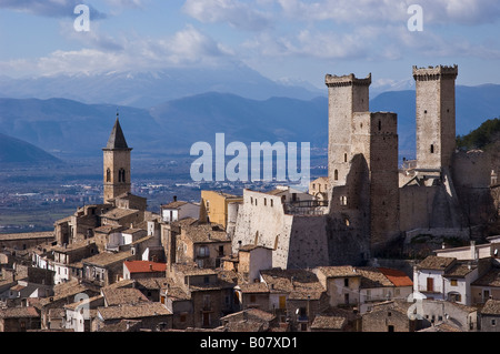 Il piccolo borgo di Pacentro, nella regione Abruzzo, Italia centrale Foto Stock